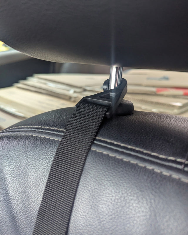 Dug Jak branded strap and hook detail